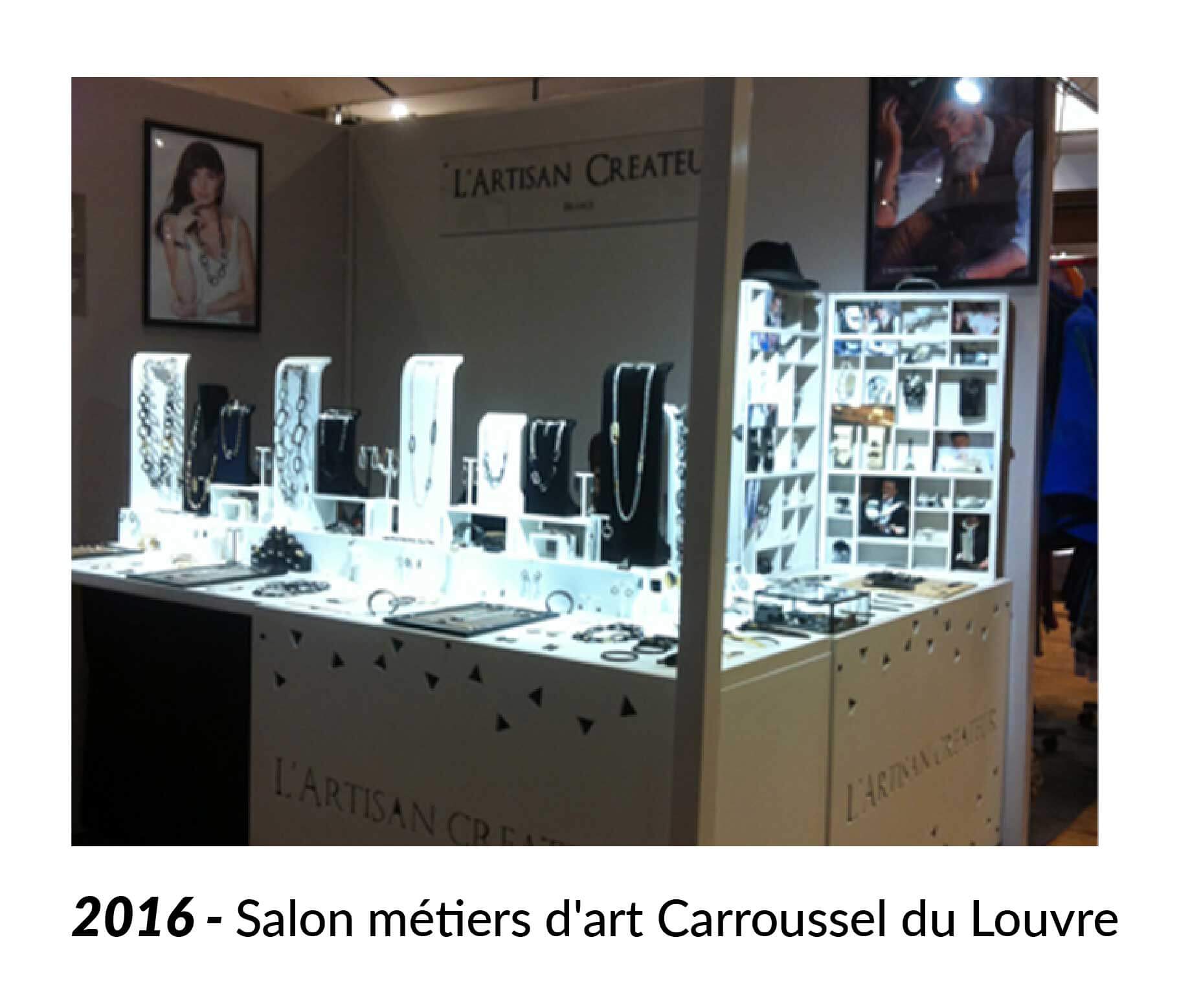 Photo du stand au salon des métiers d'art du Carrousel du Louvre à Paris, bijoux de créateur. 